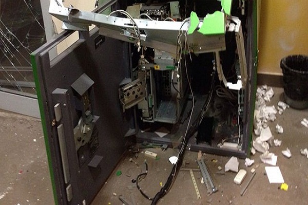 Дерзкий разбой: на Харьковщине подорвали банкомат "ПриватБанка", сумма улова нападавших неизвестна - кадры