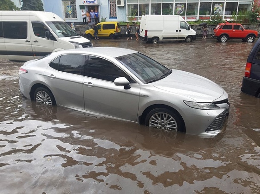 Как Ровно "ушло под воду": улицы превратились в реки, затоплены дома и больницы - фото и видео
