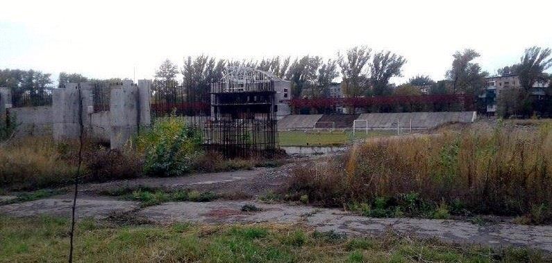 "Очевидно, что стадиона здесь уже не будет", - Казанский показал, как "освободители" "защитили" Макеевку от футбола и нормальной жизни, - кадры
