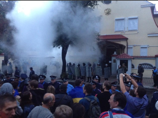 В Харькове митингующие забросали консульство России дымовыми шашками