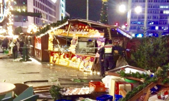 Девять погибших и десятки раненых в Берлине: грузовик въехал в рождественскую ярмарку