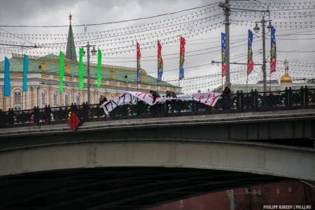 В Москве и Петербурге прошли антипутинские акции. Активисты поздравили президента РФ "с днем чекиста"