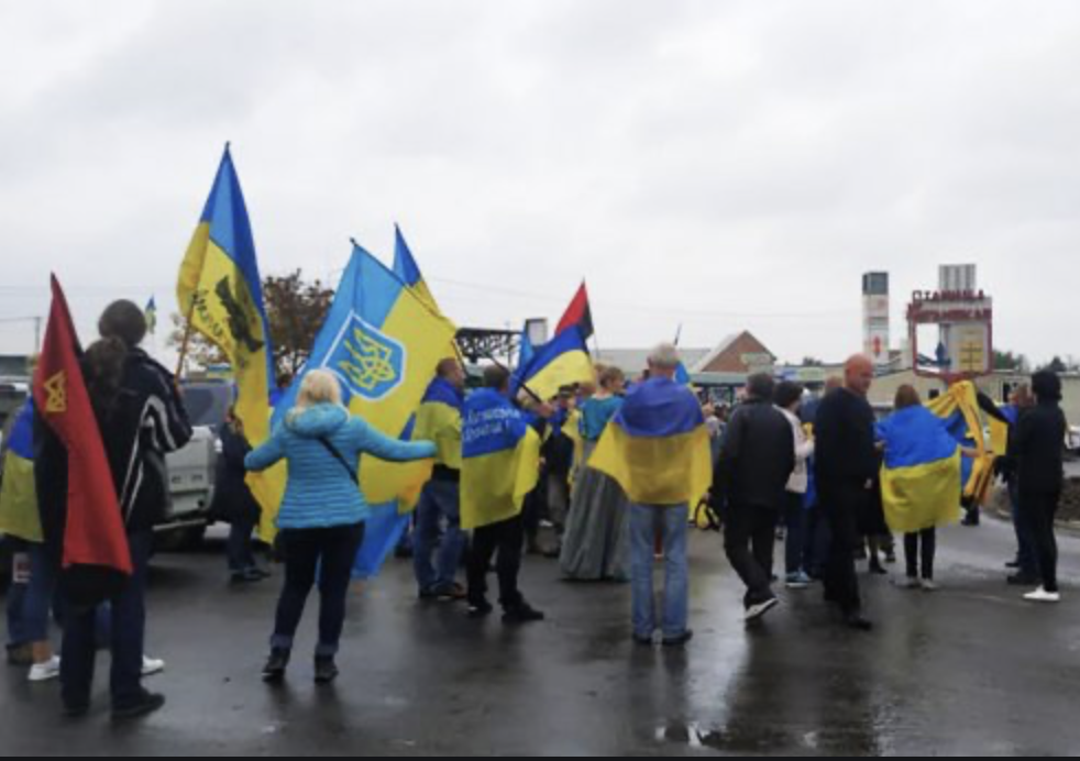 У КПП "Станица Луганская" украинцы вышли протестовать "против капитуляции" - видео