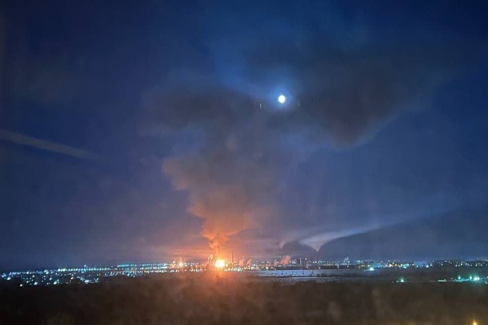 ​Куйбышевский НПЗ после ударов БПЛА полностью "парализован": установка АВТ-4 сожжена