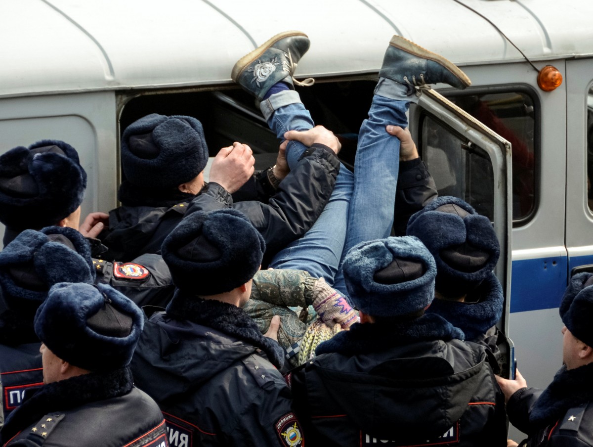 Российский ОМОН начал "зачистку" протестующих в Санкт-Петербурге: силовики применяют электрошокеры и избивают демонстрантов. Опубликованы фото