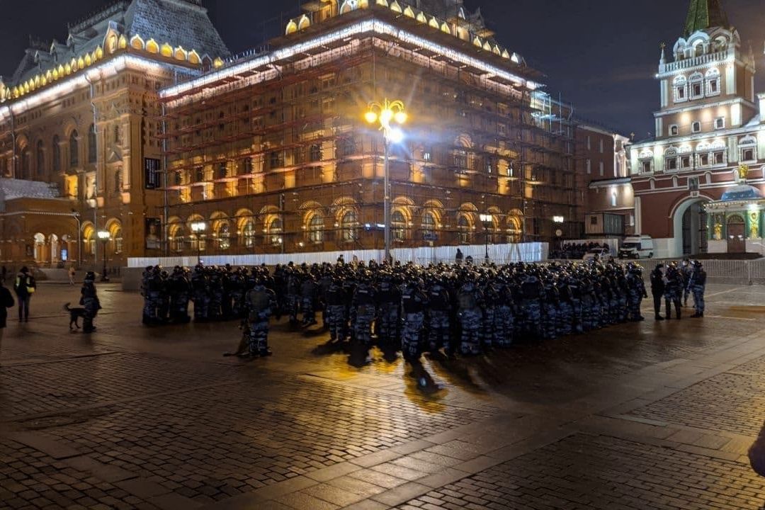 ОМОН стягивают в центр Москвы и Петербурга - идет подготовка к массовым волнениям из-за Навального