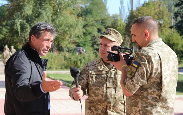 Мы просто обязаны предоставить Украине оборонительные системы, - экс-генсек НАТО Расмуссен