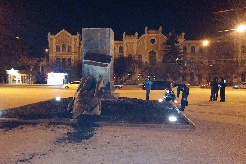 Декоммунизация в деле: в Харькове за ночь уничтожили три памятника
