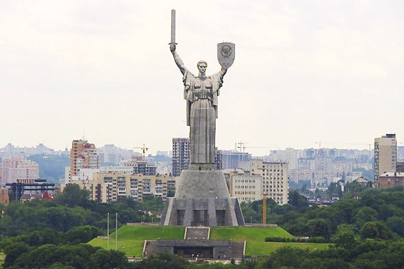 Декоммунизация в действии: в столице Украины со статуи "Родина-мать" демонтируют символику коммунистического режима
