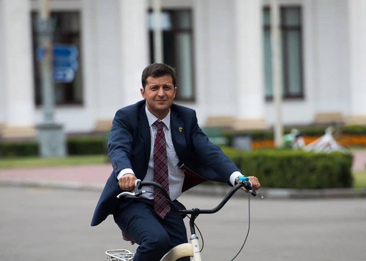 Зеленский на велосипеде: в АП дали жесткий ответ на ожидания украинцев