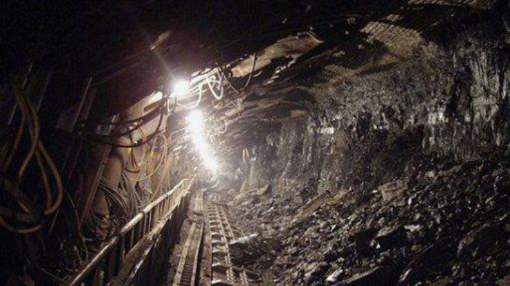 На Луганщине две шахты остались без энергоснабжения. Под землей заблокировано более ста рабочих. Подробности