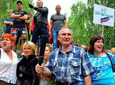 Разрыв мозга: в Шахтерске боевики организовали постановочное выступление с участием местных жителей