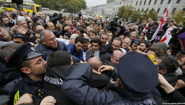 Беспокойная обстановка в Грузии: к зданию парламента в Тбилиси стянуты дополнительные отряды полиции