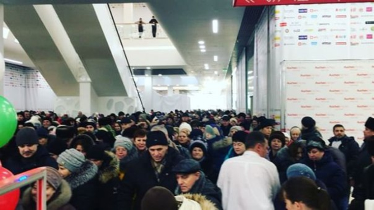 Голодные игры по-российски: в Тюмени на открытии супермаркета покупатели дрались за право пройти, а хозяин-француз смеялся над ними