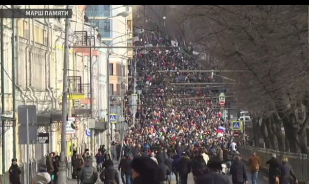 Марш памяти Немцова в Москве: десятки тысяч людей вышли на улицы города, протестуя против бандитской политики Путина