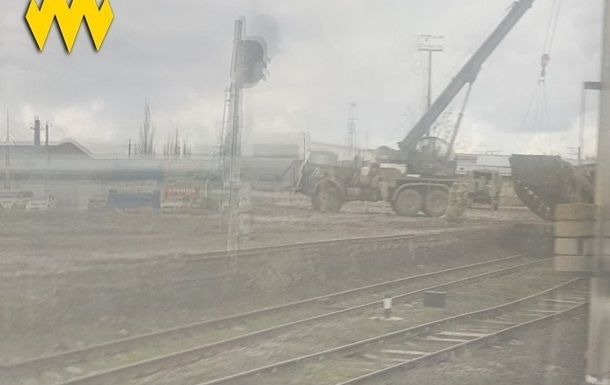 Партизаны выложили кадры, как в Крыму под Евпаторией российские вояки случайно перевернули свой танк