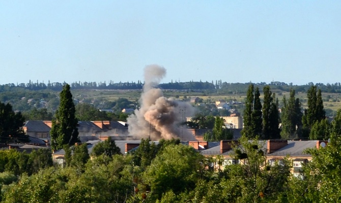 Мэрия Донецка сообщила о взрывах и залпах во всех районах города