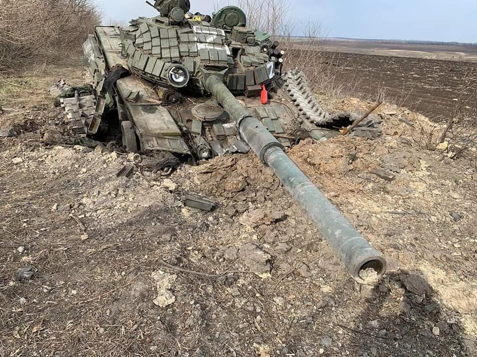 Бойцы 95-й ОДШБр Житомира снесли башню российскому танку "Т-72", второй подорвали: видео с поля боя 