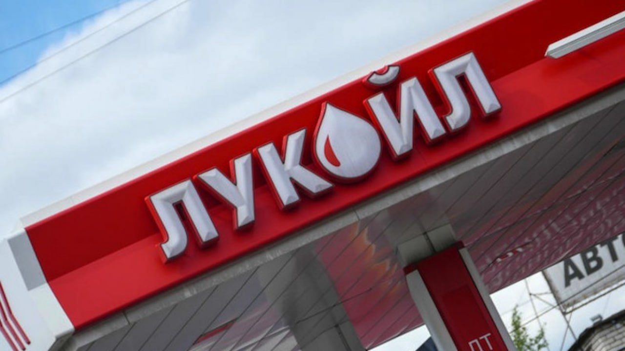 Санкції працюють: у російського монополіста "Лукойла" різко впав випуск бензину через "технічні проблеми"