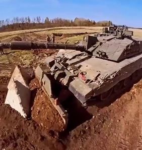 Обломал "зубы дракона": танк Challenger 2 успешно преодолел препятствие, которым защитились россияне