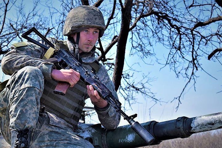 ​“Все, кто говорит, что на фронте ничего не будет, враги или идиоты”, – волонтер Гай о тревожной тенденции в Донбассе