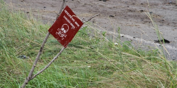 В Ясиноватском районе на мине подорвались два человека