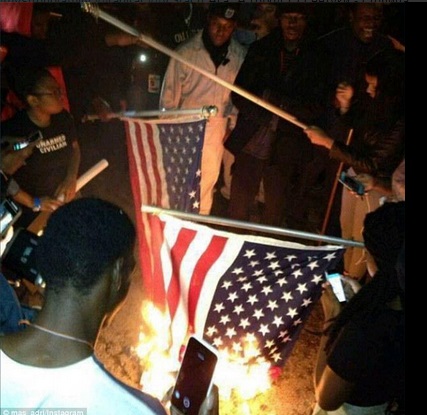 Майдан по-американски: в Фергюсоне сожгли машину полицейских и флаг США