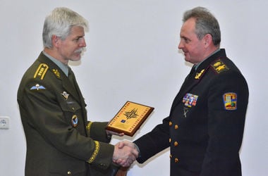 "Гостеприимство" по-украински: генерал НАТО прибыл оценить реформы ВСУ и остался доволен