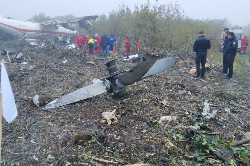 ​Очевидцы о крушении Ан-12: "Кабину полностью срезало, люди стучали, чтобы их спасли"