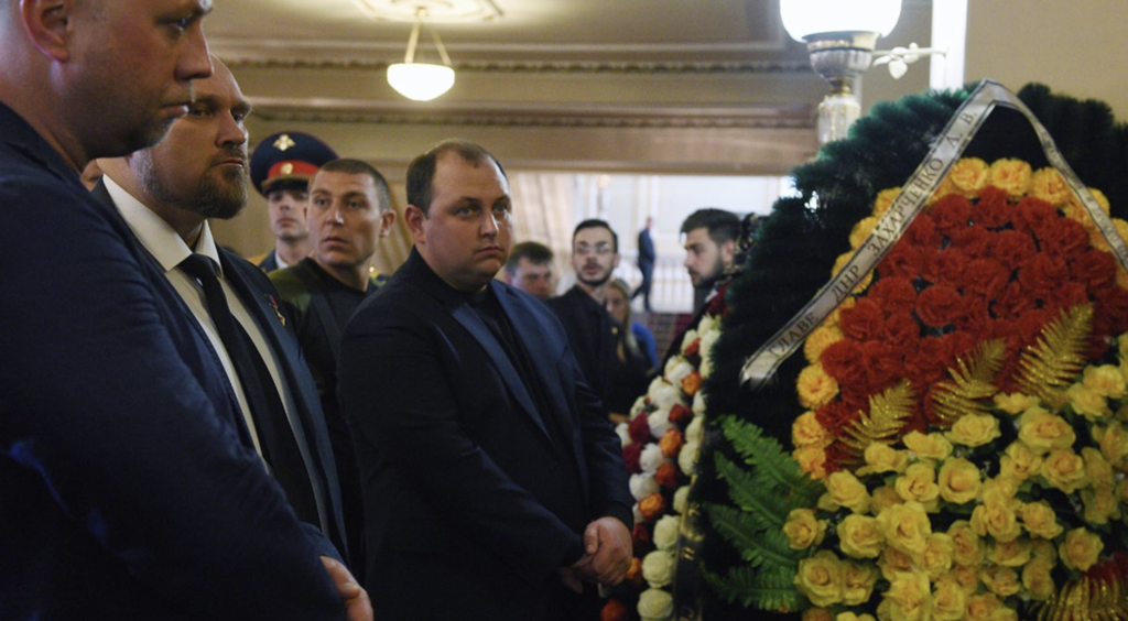 Страх в глазах Бородая и чуть не упавший перед гробом Захарченко Аксенов: новые кадры с похорон главаря "ДНР" в Донецке