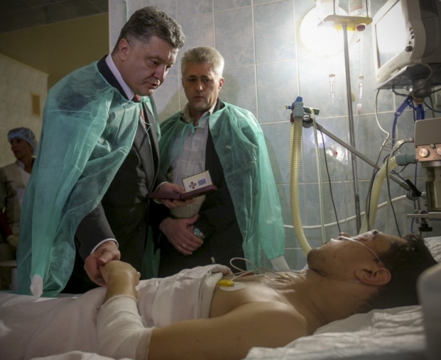 Порошенко проведал пострадавших милиционеров во Львове