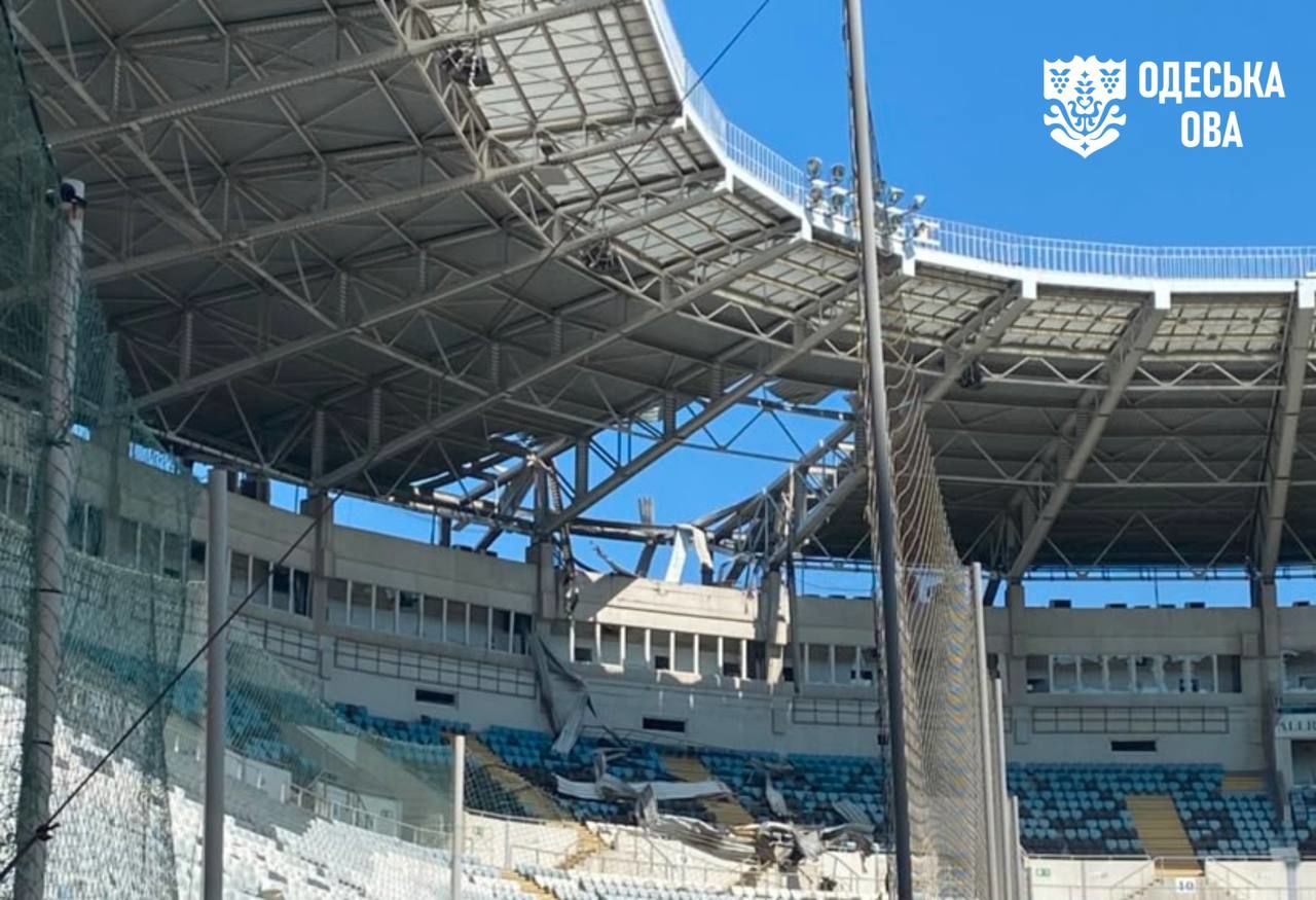 Оккупанты ударили по стадиону "Черноморец" в Одессе – в крыше большая дыра, есть раненые