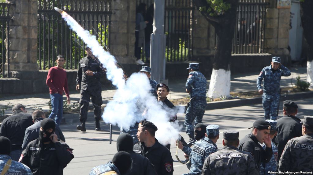 Ереван снова захлестнули мощные протестные акции: митингующие напомнили о своих четырех главных требованиях – важные подробности и кадры