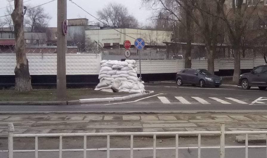 В Донецке готовятся к боям на улицах города: окна админзданий закладывают мешками с песком и землей – СМИ 