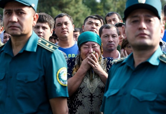 Дорога роз и плача: десятки тысяч жителей Узбекистана слезами и лепестками роз провожают Ислама Каримова в последний путь 