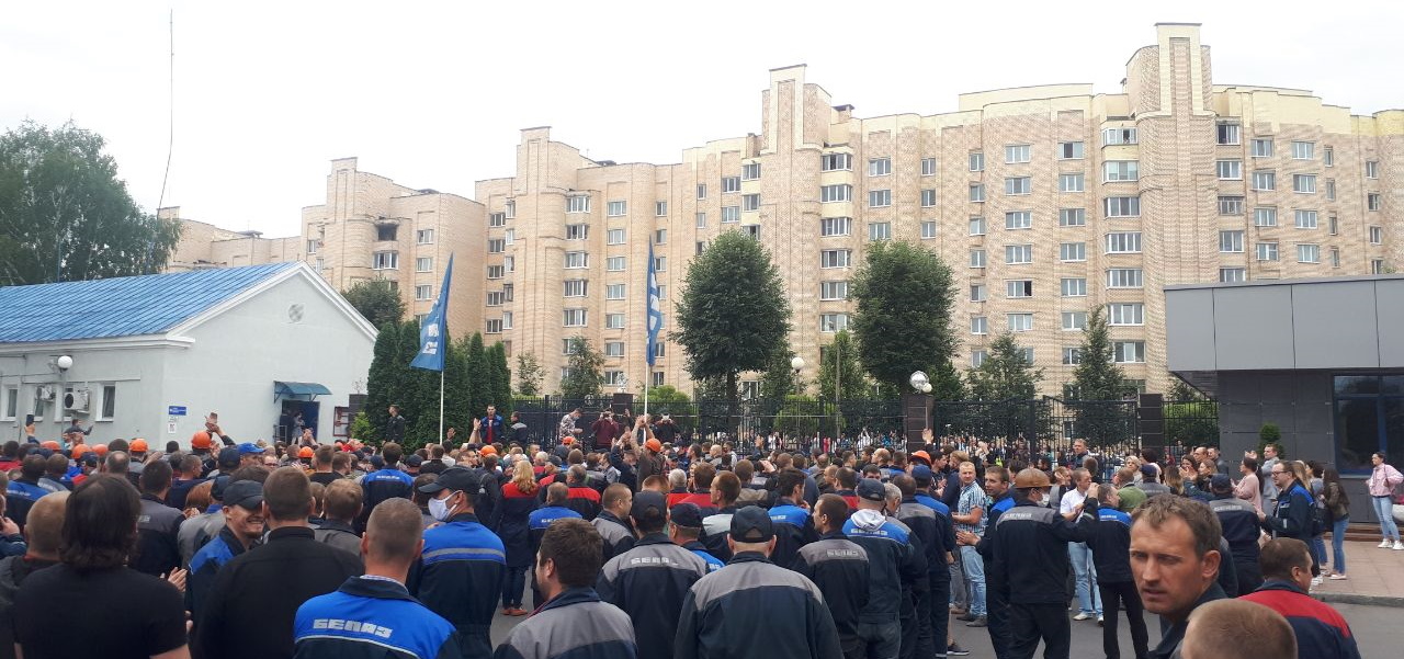 Протест на заводе "БелАЗ" в Жодино: рабочие требовали от мэра убрать ОМОН из города