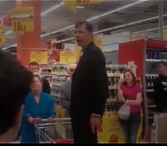 Ляшко из тележки супермаркета призвал украинцев прекратить покупать украинские товары 