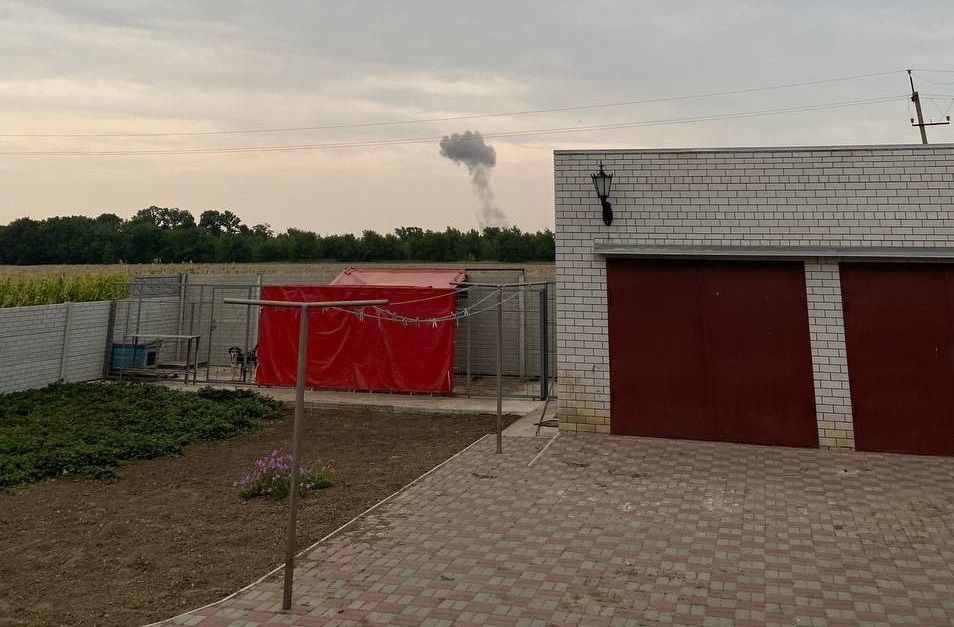 Возле баз оккупантов в пригороде Бердянска прогремели взрывы – в Сети появились кадры