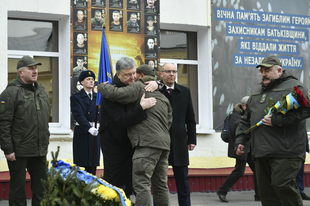 Порошенко: "Украина помнит подвиг добровольцев - они первыми пошли в военкомат в 2014-м и приняли бой с Россией"