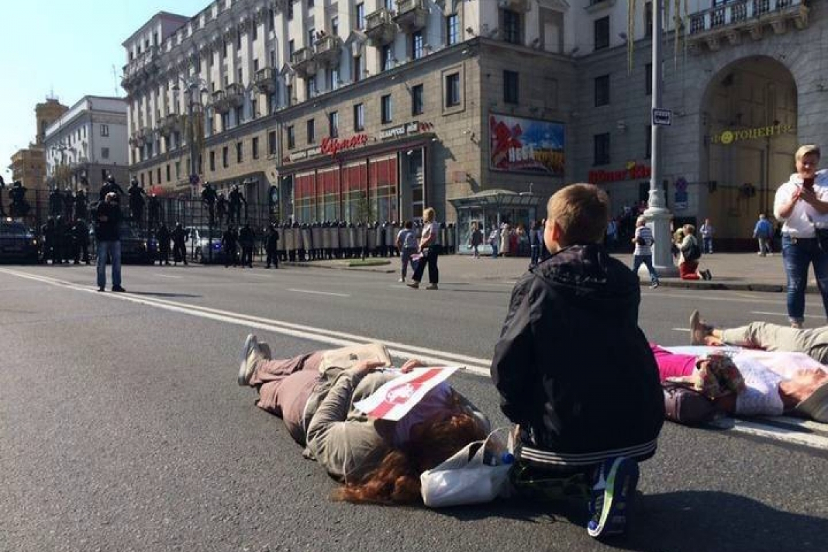 В Минске обшитые железом машины ОМОНа заблокировали участников Марша - женщины легли под колеса