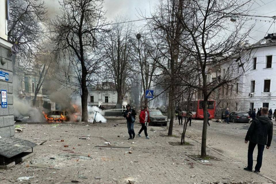 ​"В день, когда люди идут в церкви", - Зеленский сообщил о "десятках" погибших в Сумах из-за удара РФ