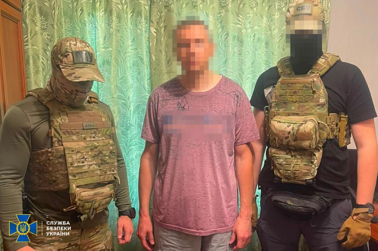 СБУ задержала экс-чиновника оборонного завода и уклониста, корректировавших удары РФ по Запорожью