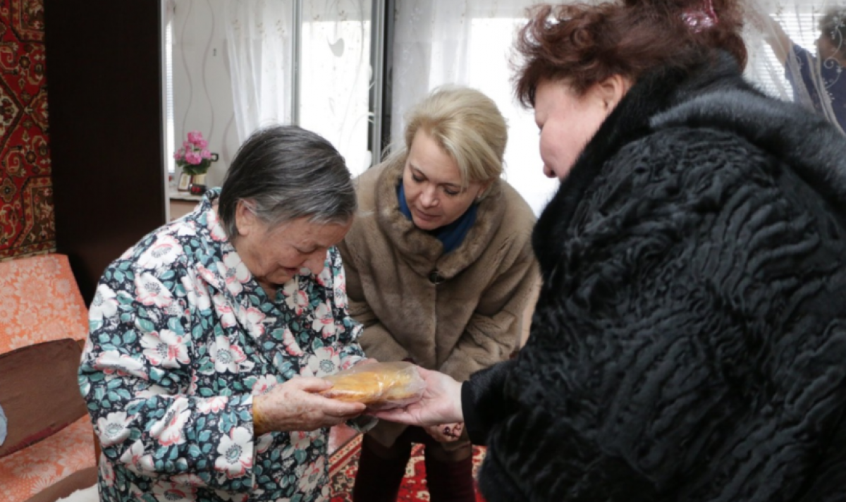 В Крыму жертвам блокады Ленинграда подарили батон и медальки завернутый в немецкую газету: детали скандала