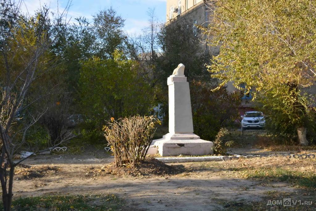 Конец эпохи Ленина: В Украине памятники вождю разрушают, в России они разрушаются сами