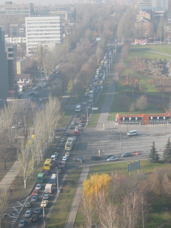 "Осень, 2013 год. Обычный траффик в будний день. Через полгода обезьяны освободят город от пробок и машин", - в Сети показали ностальгический кадр из довоенного Донецка