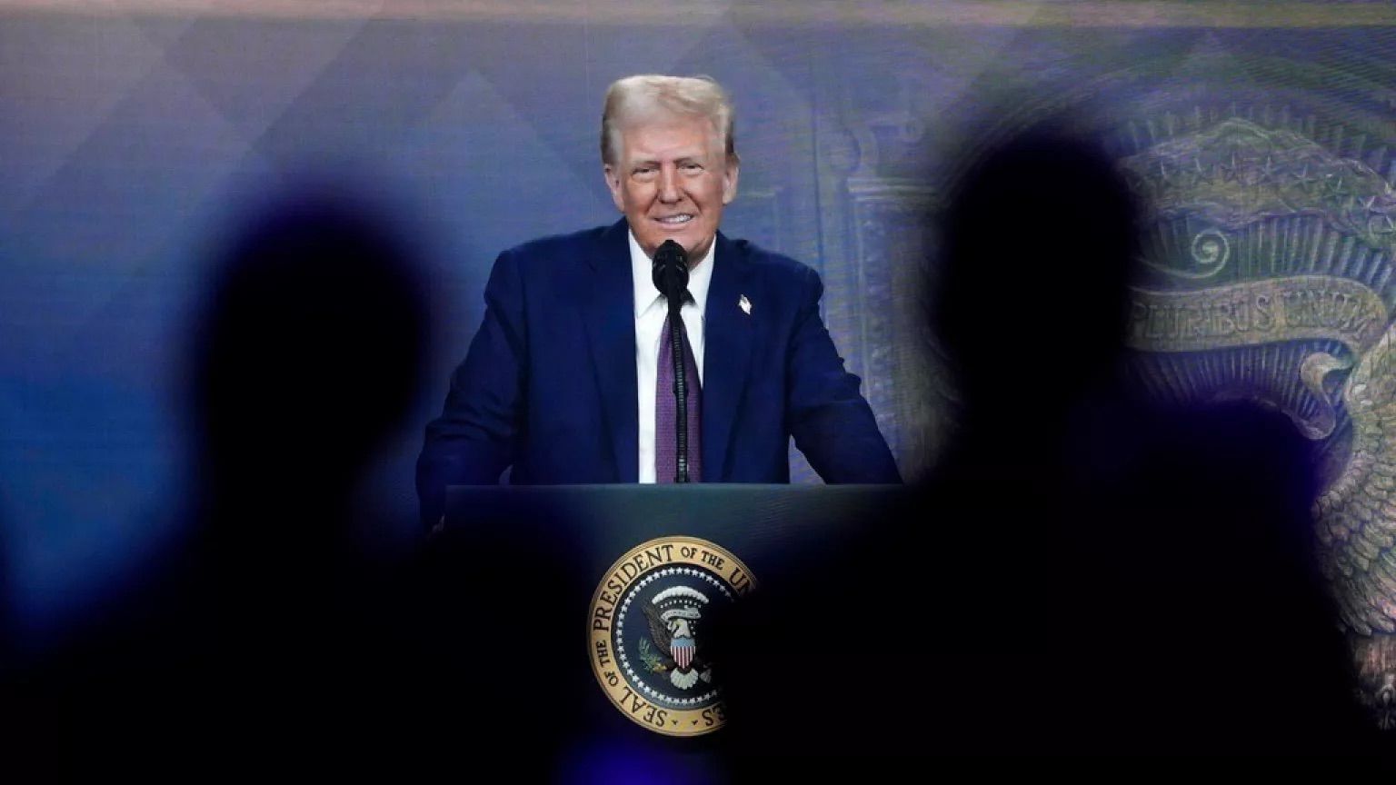 "Все снижайте цены, я слежу!" - Трамп требует немедленно увеличить добычу нефти на фоне войны с Ираном
