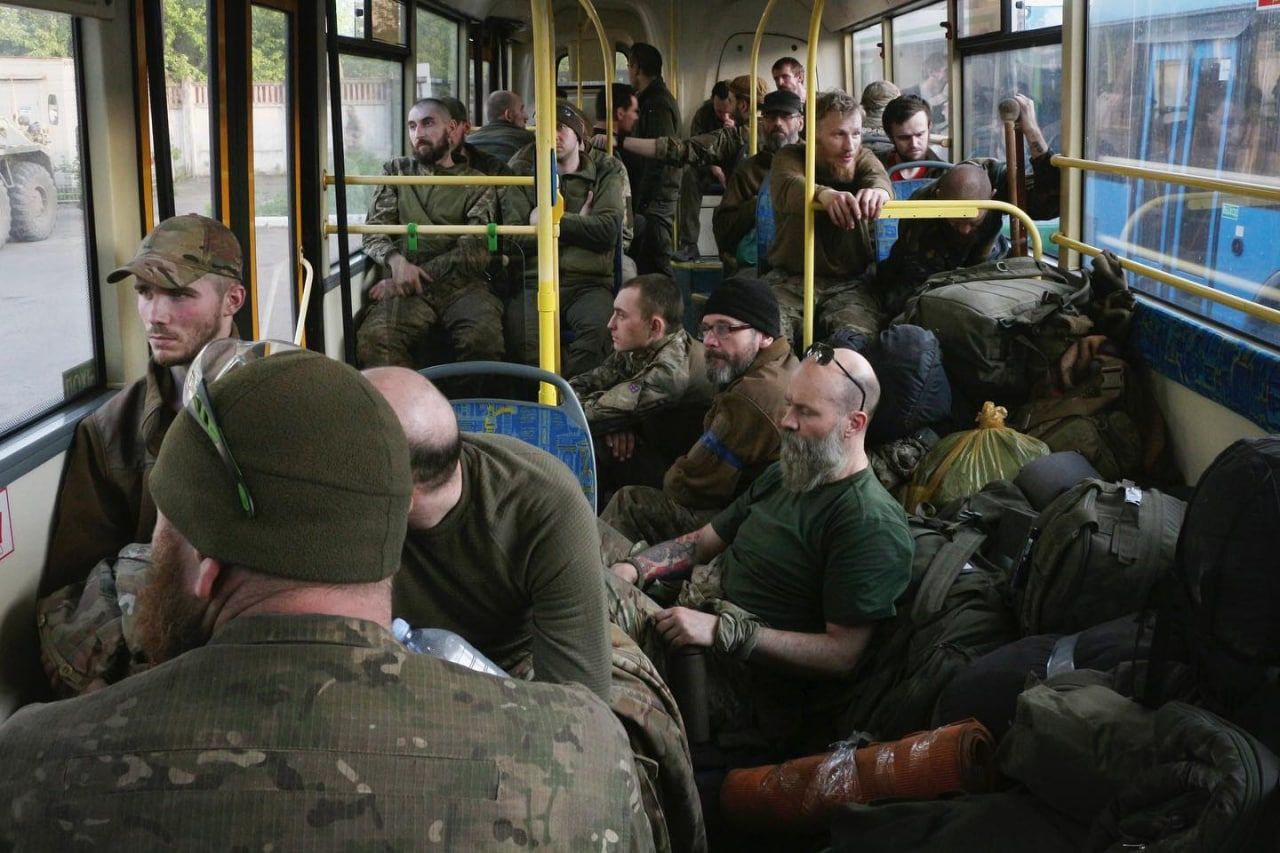 Эвакуация с "Азовстали" в Мариуполе: СМИ выяснили, что может ожидать "азовцев"