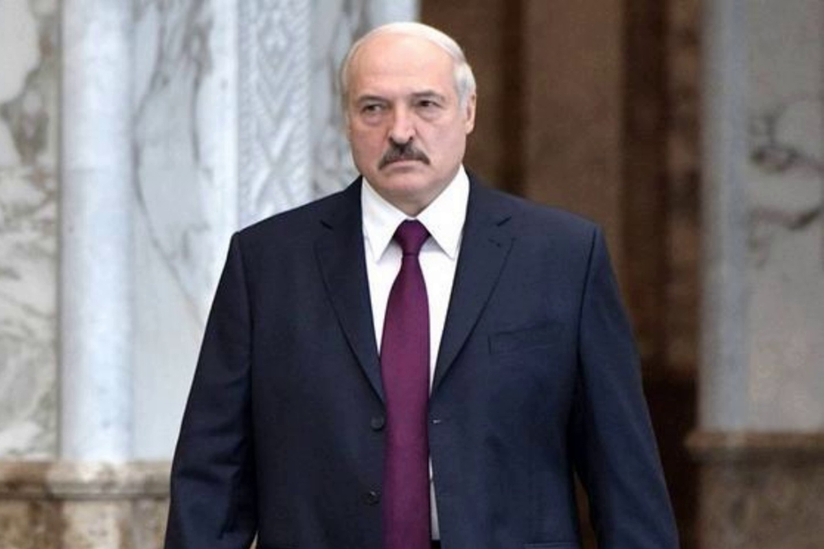 Лукашенко в день выборов: "Не ждите, что я встану на колени и буду целовать песок"