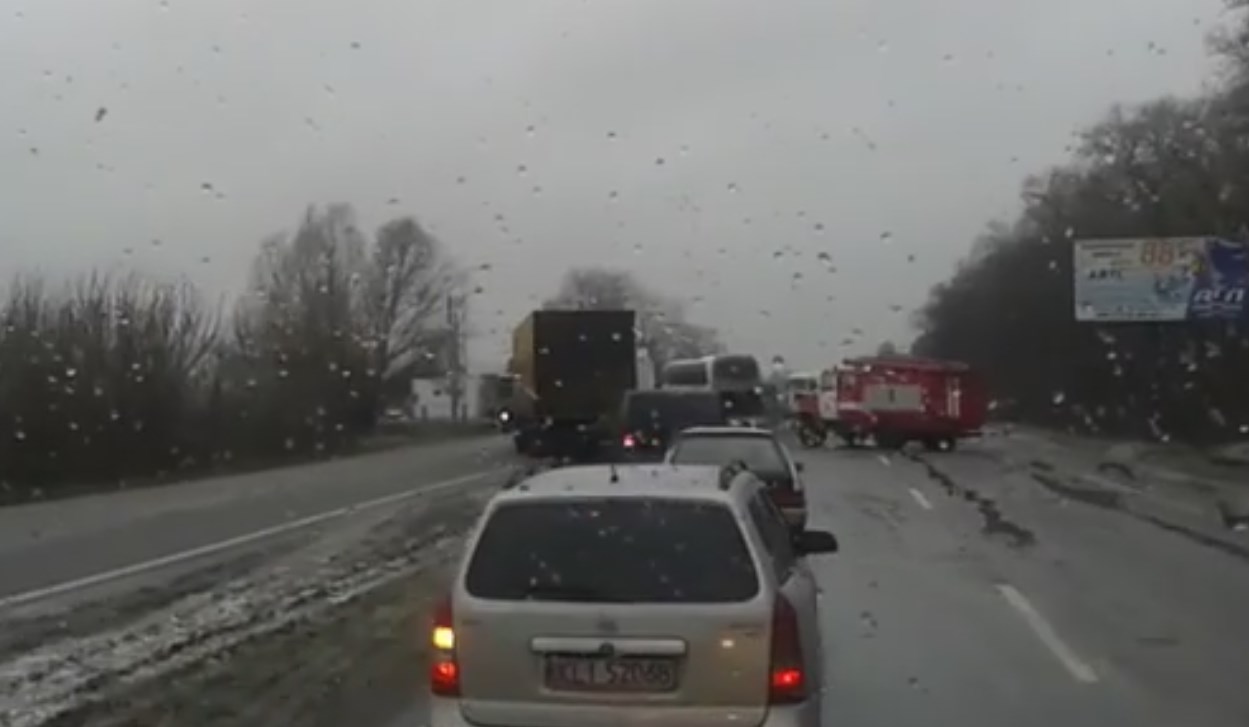 На Киев обрушился "ледяной дождь": в результате непогоды на одной из самых оживленных трасс столкнулись сразу 11 автомобилей - в Сети появились фото и видеокадры