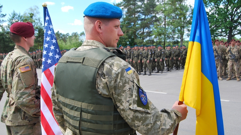 В США сделали первый решительный шаг по предоставлению оружия Украине: стали известны подробности